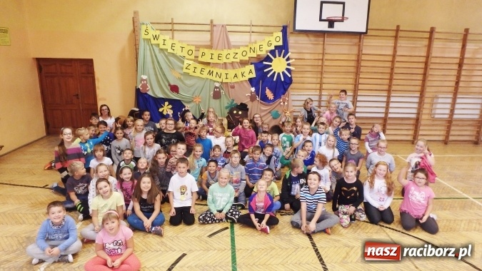 Zdjęcie w galerii na portalu naszraciborz.pl: Święto Pieczonego Ziemniaka w Zespole Szkół w Krzanowicach  wiadomości z regionu