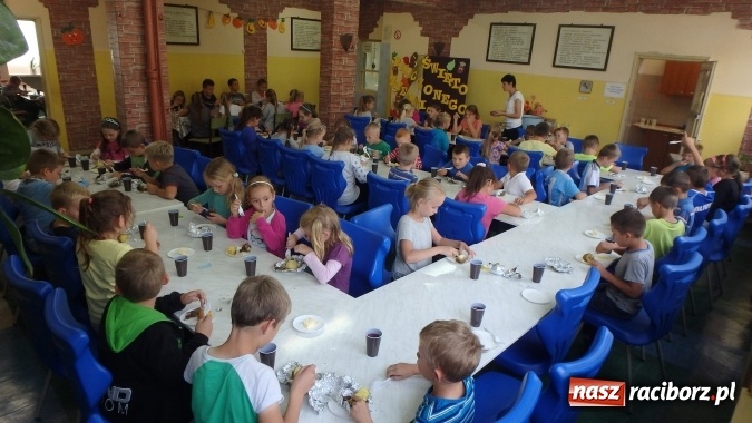 Zdjęcie w galerii na portalu naszraciborz.pl: Święto Pieczonego Ziemniaka w Zespole Szkół w Krzanowicach  wiadomości z regionu