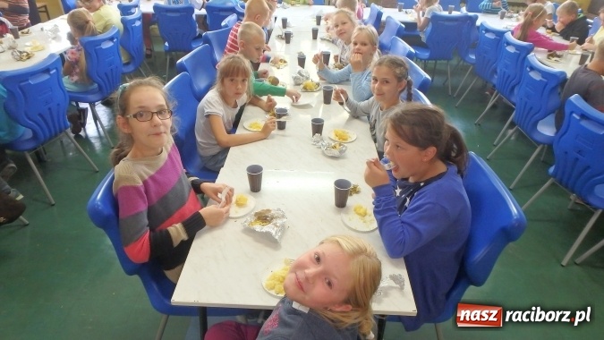 Zdjęcie w galerii na portalu naszraciborz.pl: Święto Pieczonego Ziemniaka w Zespole Szkół w Krzanowicach  wiadomości z regionu