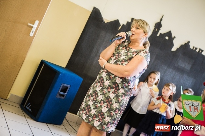 Zdjęcie w galerii na portalu naszraciborz.pl: Książęce pasowanie na pierwszaka w SP18 wiadomości z regionu