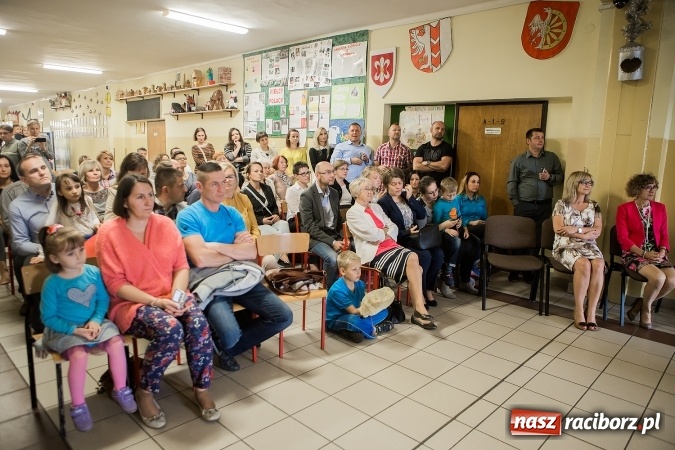 Zdjęcie w galerii na portalu naszraciborz.pl: Książęce pasowanie na pierwszaka w SP18 wiadomości z regionu