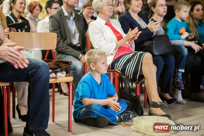 Zdjęcie w galerii na portalu naszraciborz.pl: Książęce pasowanie na pierwszaka w SP18 wiadomości z regionu