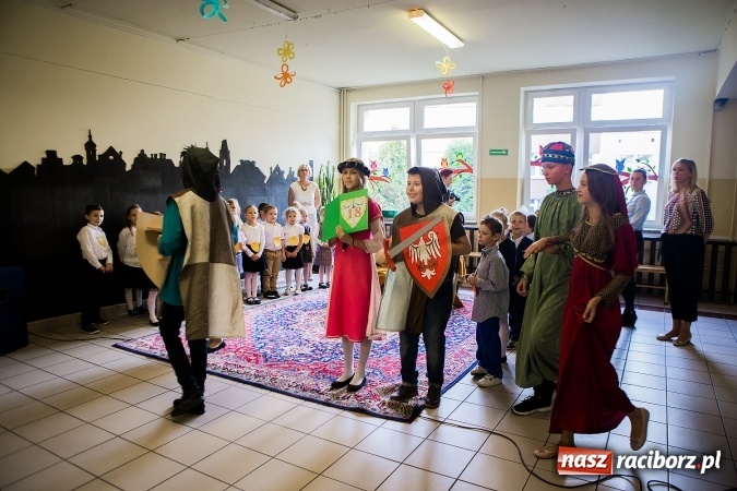 Zdjęcie w galerii na portalu naszraciborz.pl: Książęce pasowanie na pierwszaka w SP18 wiadomości z regionu