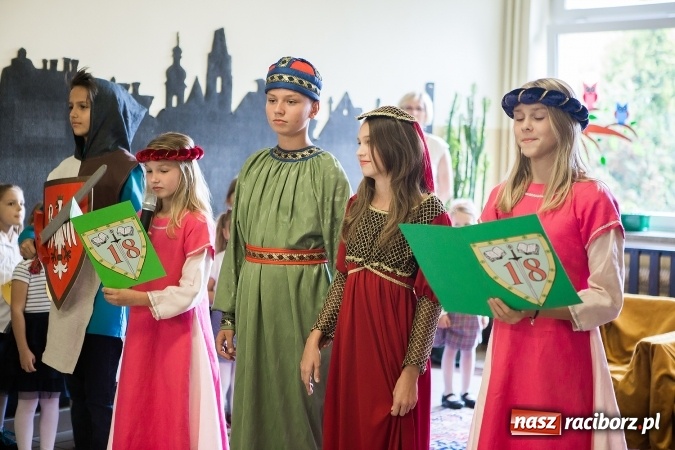 Zdjęcie w galerii na portalu naszraciborz.pl: Książęce pasowanie na pierwszaka w SP18 wiadomości z regionu