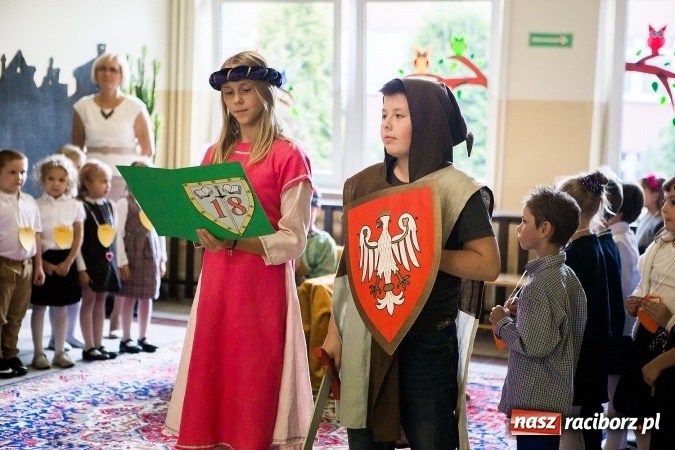 Zdjęcie w galerii na portalu naszraciborz.pl: Książęce pasowanie na pierwszaka w SP18 wiadomości z regionu