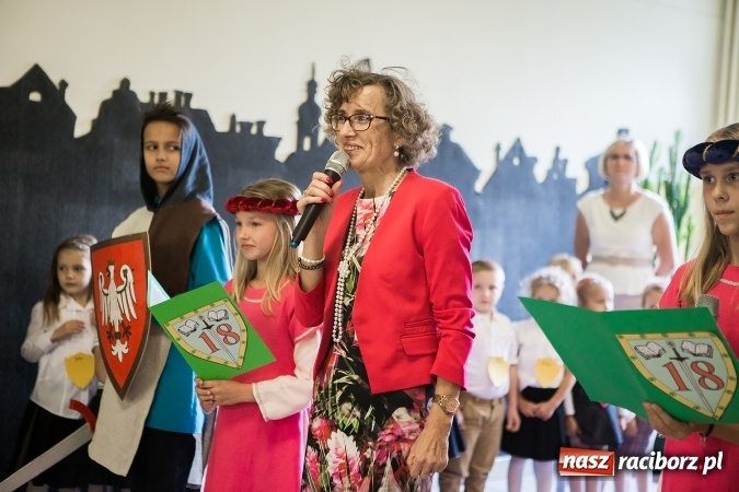 Zdjęcie w galerii na portalu naszraciborz.pl: Książęce pasowanie na pierwszaka w SP18 wiadomości z regionu