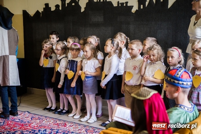 Zdjęcie w galerii na portalu naszraciborz.pl: Książęce pasowanie na pierwszaka w SP18 wiadomości z regionu