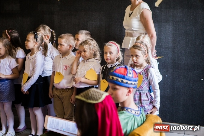 Zdjęcie w galerii na portalu naszraciborz.pl: Książęce pasowanie na pierwszaka w SP18 wiadomości z regionu