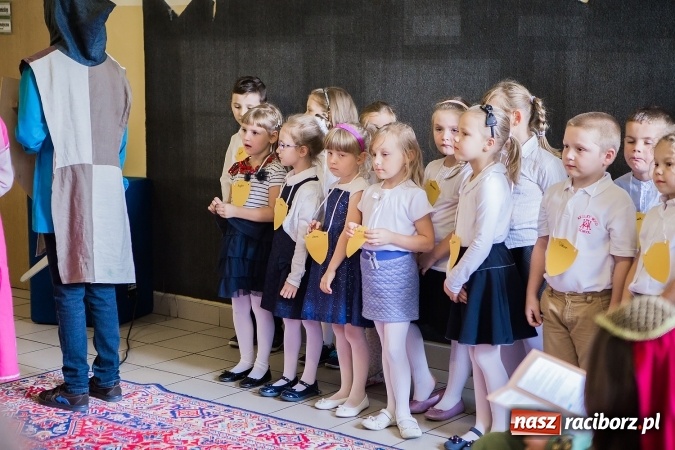 Zdjęcie w galerii na portalu naszraciborz.pl: Książęce pasowanie na pierwszaka w SP18 wiadomości z regionu