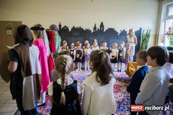 Zdjęcie w galerii na portalu naszraciborz.pl: Książęce pasowanie na pierwszaka w SP18 wiadomości z regionu