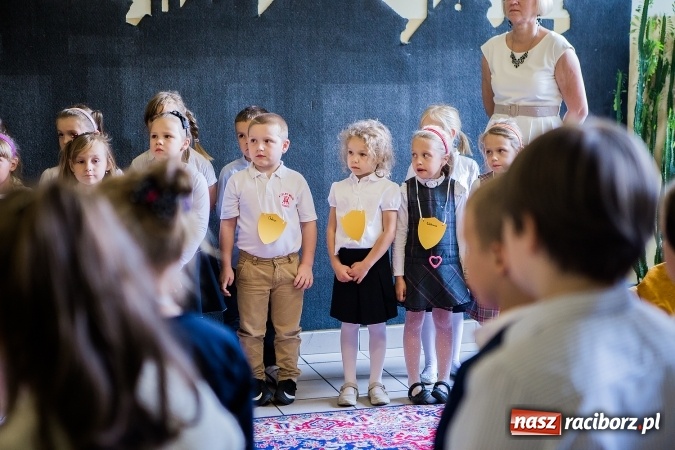 Zdjęcie w galerii na portalu naszraciborz.pl: Książęce pasowanie na pierwszaka w SP18 wiadomości z regionu