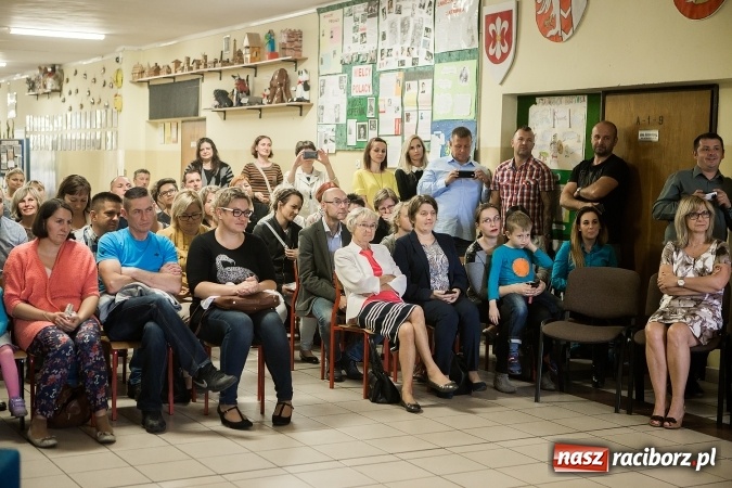 Zdjęcie w galerii na portalu naszraciborz.pl: Książęce pasowanie na pierwszaka w SP18 wiadomości z regionu