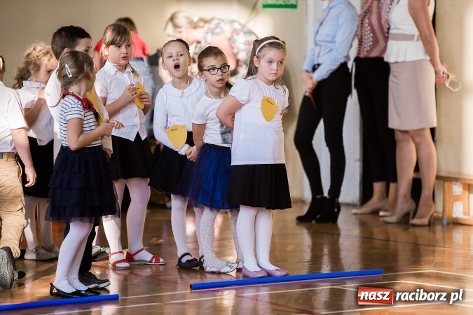 Zdjęcie w galerii na portalu naszraciborz.pl: Książęce pasowanie na pierwszaka w SP18 wiadomości z regionu