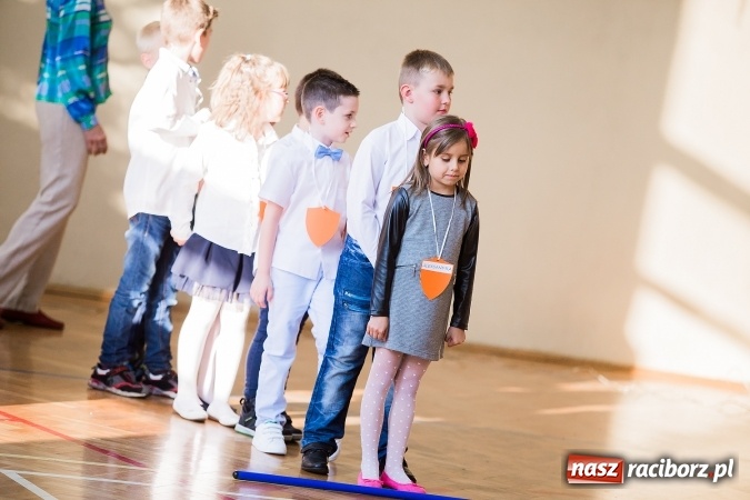 Zdjęcie w galerii na portalu naszraciborz.pl: Książęce pasowanie na pierwszaka w SP18 wiadomości z regionu