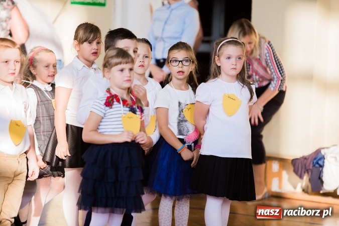 Zdjęcie w galerii na portalu naszraciborz.pl: Książęce pasowanie na pierwszaka w SP18 wiadomości z regionu