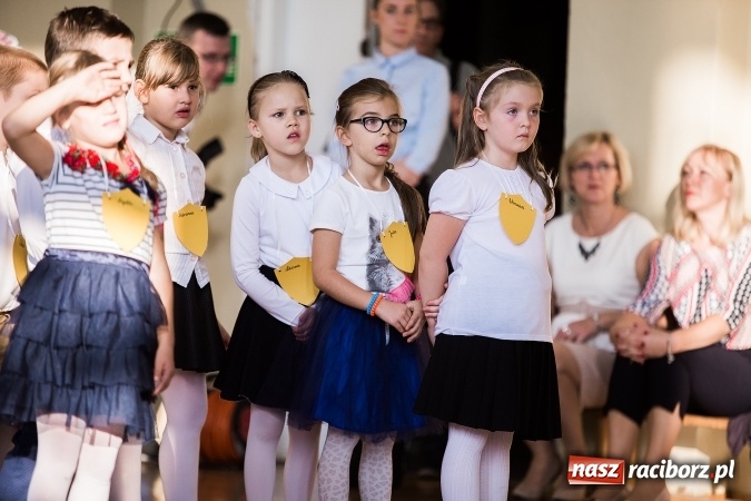 Zdjęcie w galerii na portalu naszraciborz.pl: Książęce pasowanie na pierwszaka w SP18 wiadomości z regionu