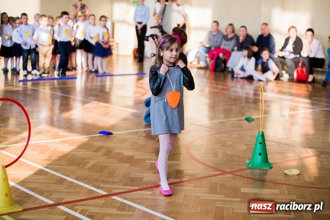 Zdjęcie w galerii na portalu naszraciborz.pl: Książęce pasowanie na pierwszaka w SP18 wiadomości z regionu