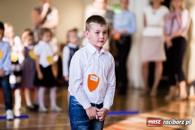 Zdjęcie w galerii na portalu naszraciborz.pl: Książęce pasowanie na pierwszaka w SP18 wiadomości z regionu