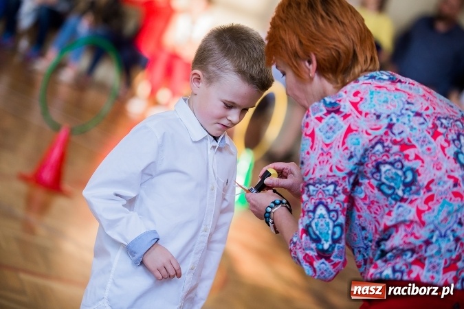 Zdjęcie w galerii na portalu naszraciborz.pl: Książęce pasowanie na pierwszaka w SP18 wiadomości z regionu