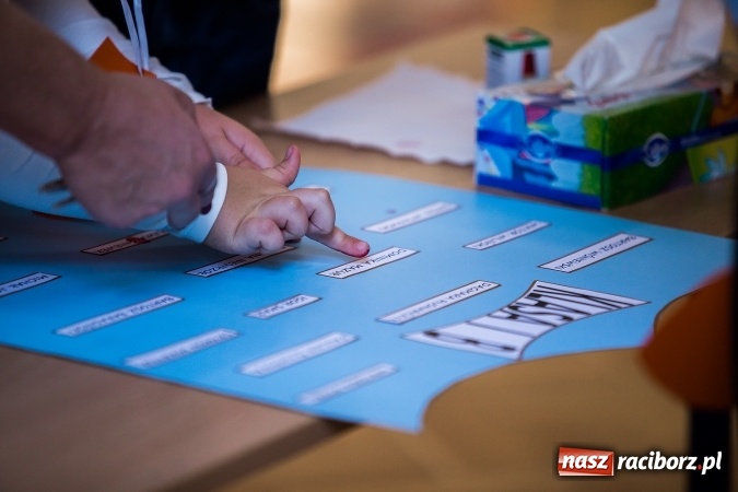 Zdjęcie w galerii na portalu naszraciborz.pl: Książęce pasowanie na pierwszaka w SP18 wiadomości z regionu