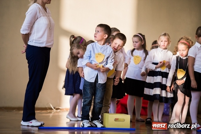 Zdjęcie w galerii na portalu naszraciborz.pl: Książęce pasowanie na pierwszaka w SP18 wiadomości z regionu