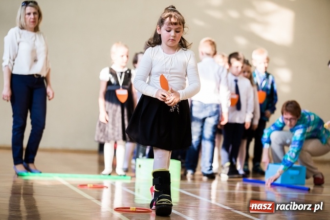 Zdjęcie w galerii na portalu naszraciborz.pl: Książęce pasowanie na pierwszaka w SP18 wiadomości z regionu