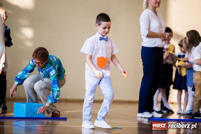 Zdjęcie w galerii na portalu naszraciborz.pl: Książęce pasowanie na pierwszaka w SP18 wiadomości z regionu