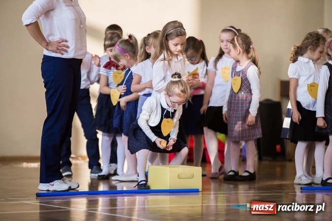 Zdjęcie w galerii na portalu naszraciborz.pl: Książęce pasowanie na pierwszaka w SP18 wiadomości z regionu