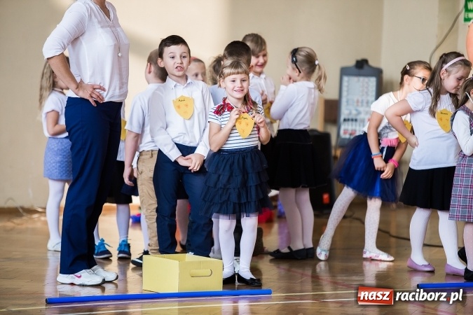 Zdjęcie w galerii na portalu naszraciborz.pl: Książęce pasowanie na pierwszaka w SP18 wiadomości z regionu