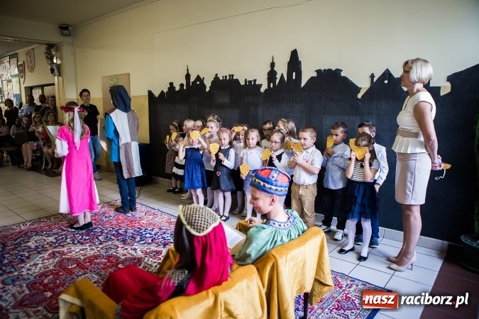 Zdjęcie w galerii na portalu naszraciborz.pl: Książęce pasowanie na pierwszaka w SP18 wiadomości z regionu