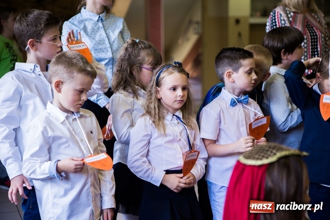 Zdjęcie w galerii na portalu naszraciborz.pl: Książęce pasowanie na pierwszaka w SP18 wiadomości z regionu