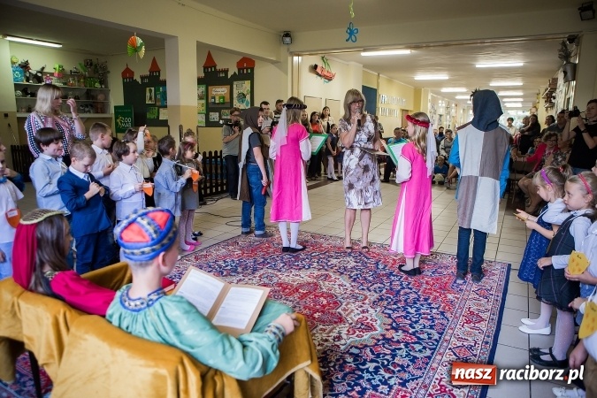 Zdjęcie w galerii na portalu naszraciborz.pl: Książęce pasowanie na pierwszaka w SP18 wiadomości z regionu