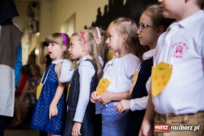 Zdjęcie w galerii na portalu naszraciborz.pl: Książęce pasowanie na pierwszaka w SP18 wiadomości z regionu