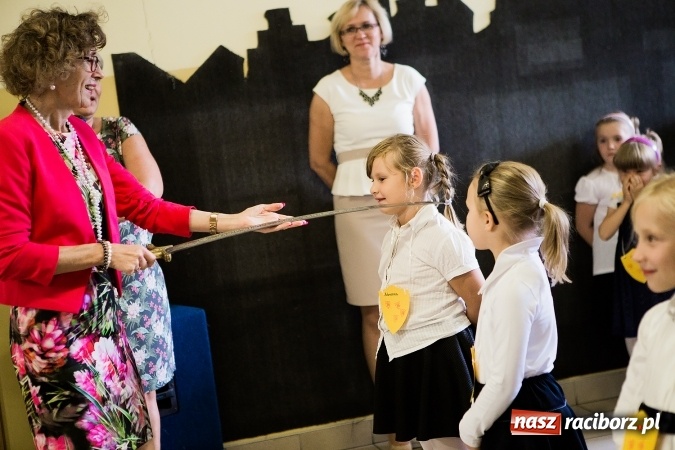 Zdjęcie w galerii na portalu naszraciborz.pl: Książęce pasowanie na pierwszaka w SP18 wiadomości z regionu