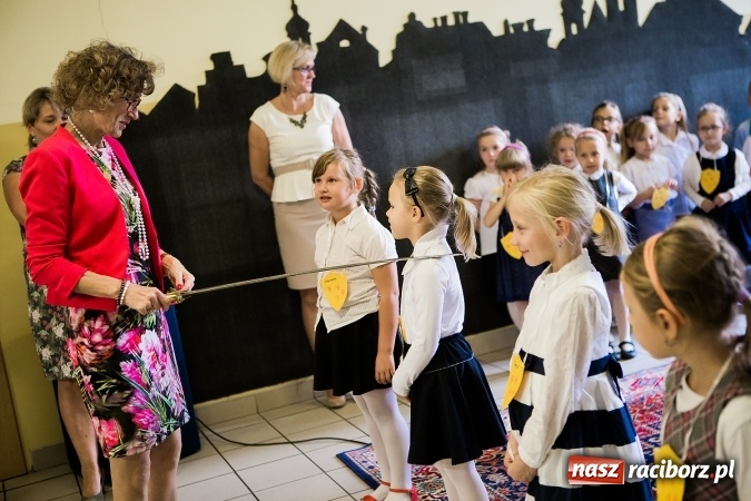 Zdjęcie w galerii na portalu naszraciborz.pl: Książęce pasowanie na pierwszaka w SP18 wiadomości z regionu