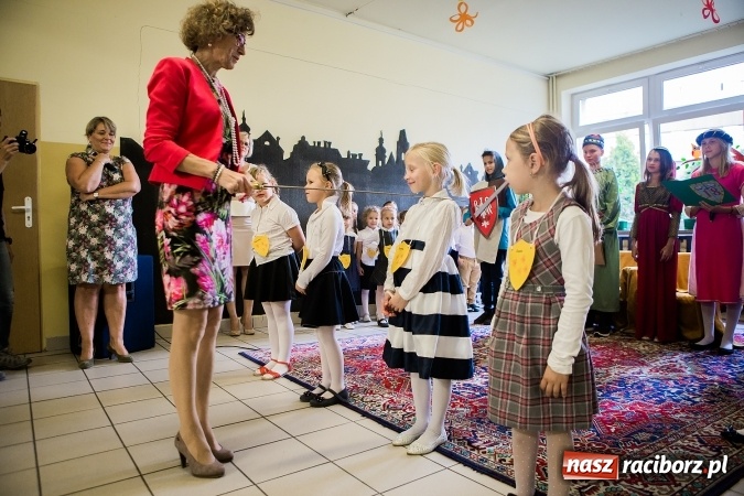 Zdjęcie w galerii na portalu naszraciborz.pl: Książęce pasowanie na pierwszaka w SP18 wiadomości z regionu