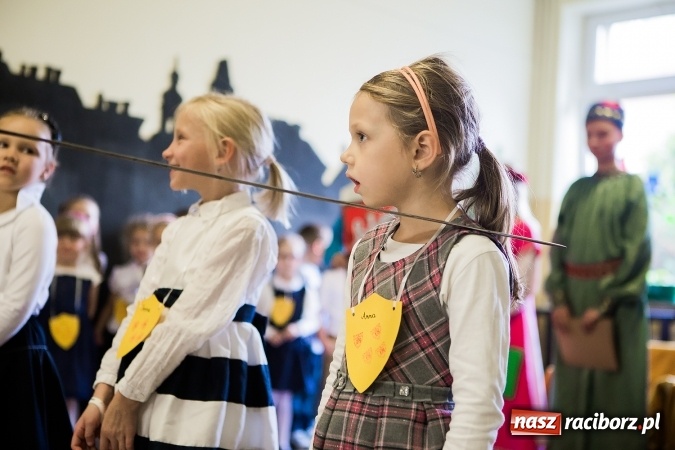 Zdjęcie w galerii na portalu naszraciborz.pl: Książęce pasowanie na pierwszaka w SP18 wiadomości z regionu