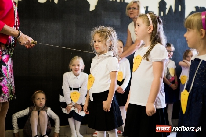 Zdjęcie w galerii na portalu naszraciborz.pl: Książęce pasowanie na pierwszaka w SP18 wiadomości z regionu