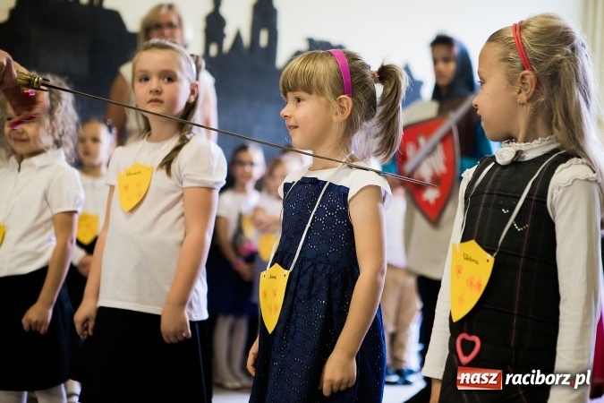 Zdjęcie w galerii na portalu naszraciborz.pl: Książęce pasowanie na pierwszaka w SP18 wiadomości z regionu