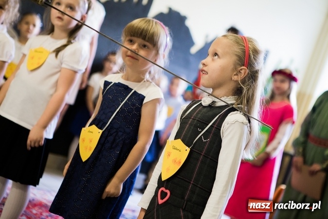 Zdjęcie w galerii na portalu naszraciborz.pl: Książęce pasowanie na pierwszaka w SP18 wiadomości z regionu