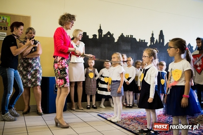 Zdjęcie w galerii na portalu naszraciborz.pl: Książęce pasowanie na pierwszaka w SP18 wiadomości z regionu