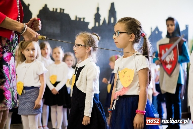 Zdjęcie w galerii na portalu naszraciborz.pl: Książęce pasowanie na pierwszaka w SP18 wiadomości z regionu