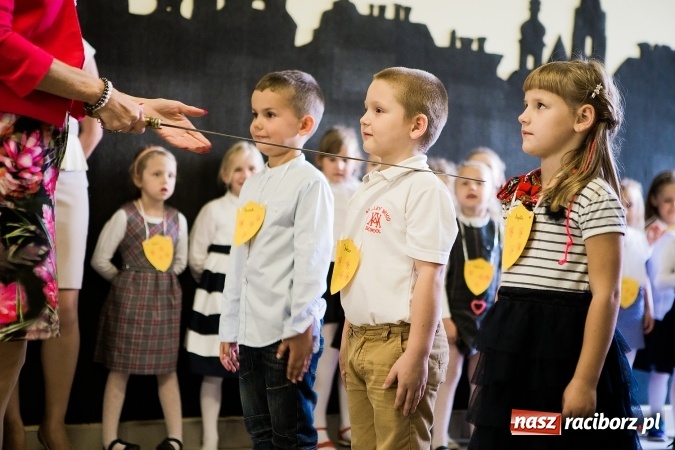 Zdjęcie w galerii na portalu naszraciborz.pl: Książęce pasowanie na pierwszaka w SP18 wiadomości z regionu