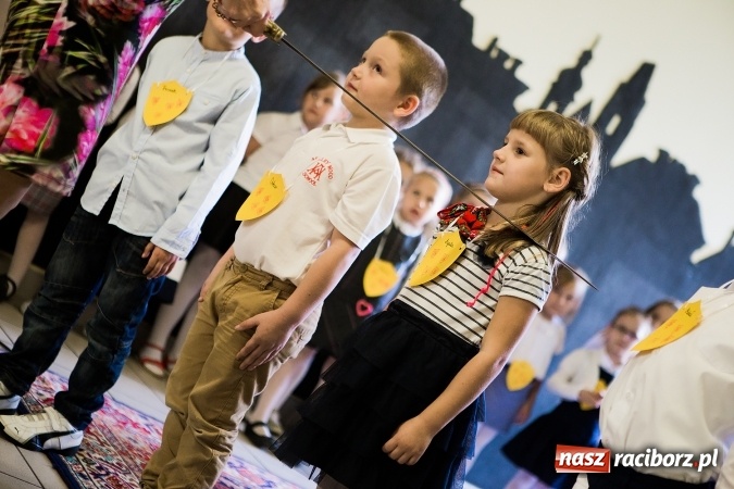 Zdjęcie w galerii na portalu naszraciborz.pl: Książęce pasowanie na pierwszaka w SP18 wiadomości z regionu