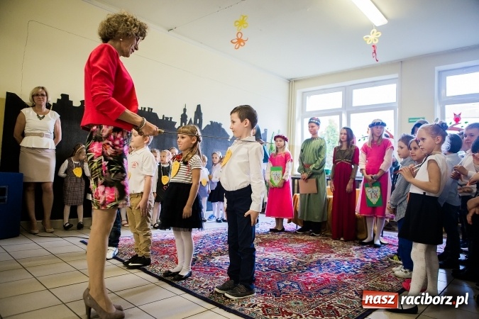 Zdjęcie w galerii na portalu naszraciborz.pl: Książęce pasowanie na pierwszaka w SP18 wiadomości z regionu