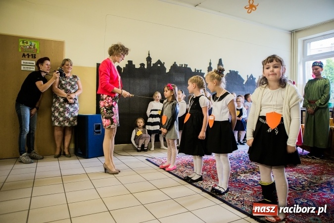 Zdjęcie w galerii na portalu naszraciborz.pl: Książęce pasowanie na pierwszaka w SP18 wiadomości z regionu