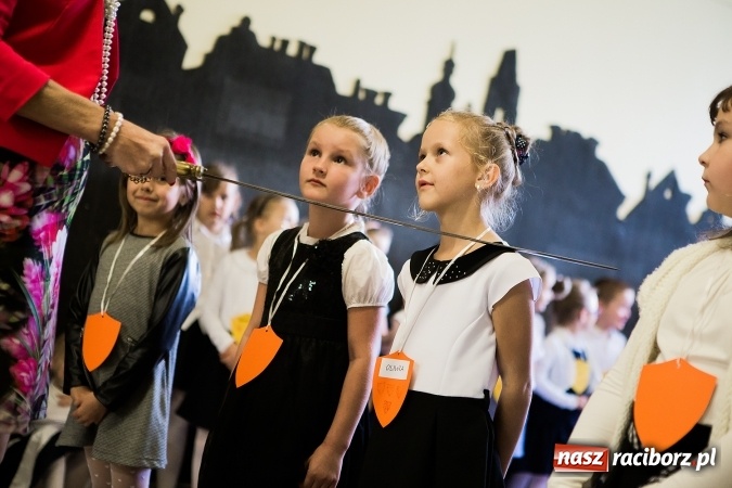 Zdjęcie w galerii na portalu naszraciborz.pl: Książęce pasowanie na pierwszaka w SP18 wiadomości z regionu