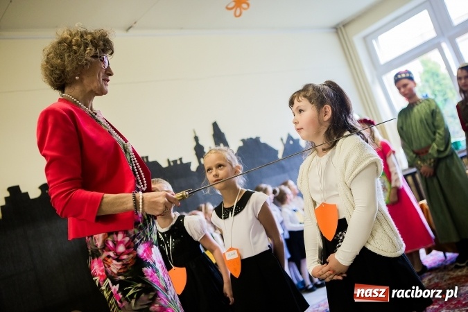 Zdjęcie w galerii na portalu naszraciborz.pl: Książęce pasowanie na pierwszaka w SP18 wiadomości z regionu