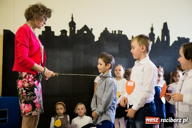 Zdjęcie w galerii na portalu naszraciborz.pl: Książęce pasowanie na pierwszaka w SP18 wiadomości z regionu