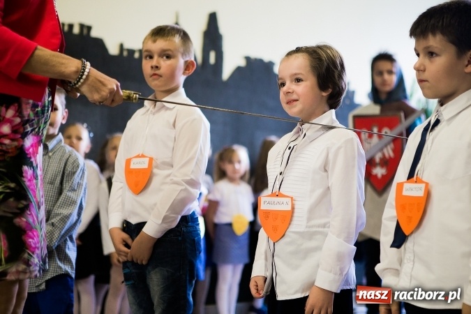 Zdjęcie w galerii na portalu naszraciborz.pl: Książęce pasowanie na pierwszaka w SP18 wiadomości z regionu